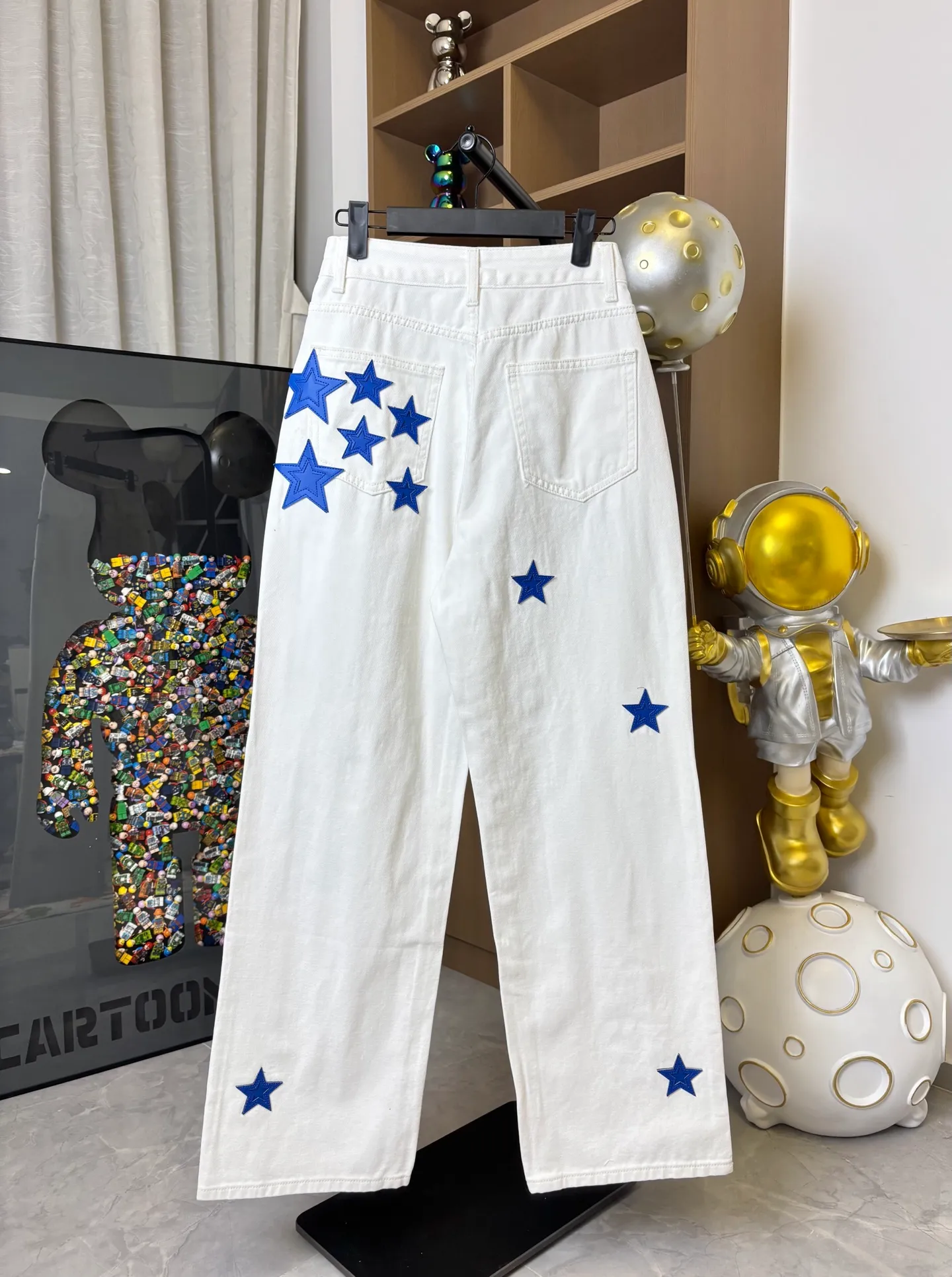 P260 Style number: DC 125# Chrome Hearts Las Vegas limited pants, star patch leather cross denim straight pants. Highly recommended Chrome Hearts jeans, the composite fabric has good texture, comfortable and not tight, comfortable and non-restrictive, makes you look taller and slimmer, easy to wear, has a belly-control effect, fashionable people love it, loose tailoring, comfortable and stylish. Full sense of design, mid-high waist straight version, just the right length to stretch the leg lines🎀 Denim is very popular on the street. You can put any look on Instagram and blend it into various styles. It is suitable for all seasons. Color: White Size: s m l xl (Picture 9️⃣Size chart)